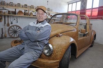 Боснийский пенсионер собрал деревянную Volkswagen Beetle.