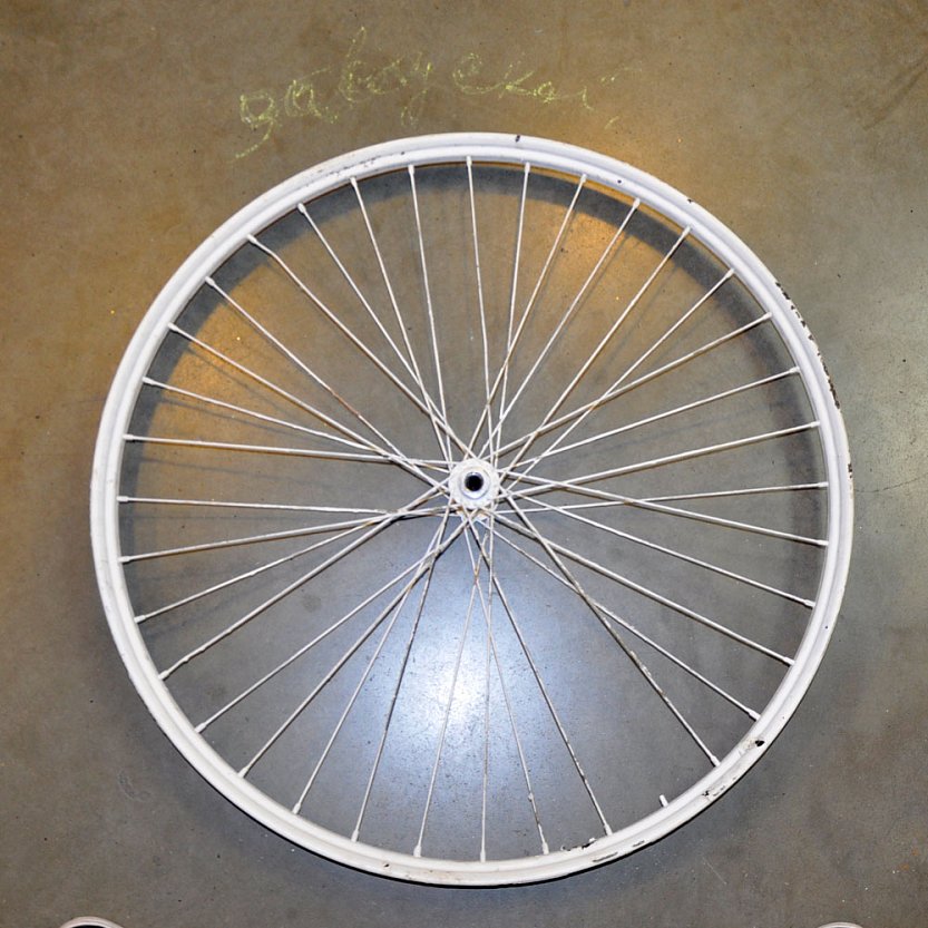 Покраска велосипедного колеса в серый металлик.