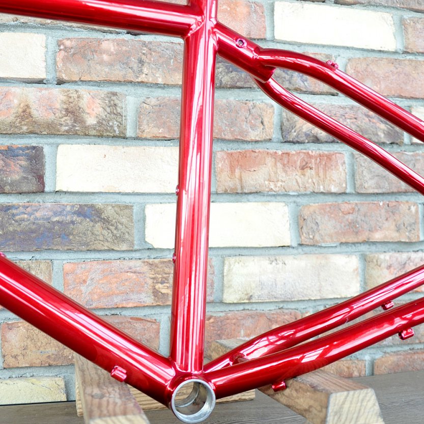 Покрашенная в красный кэнди велосипедная рама