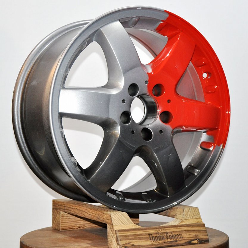 Покраска диска R17 в 3 цвета - красный, серый металлик и темно-серый металлик.