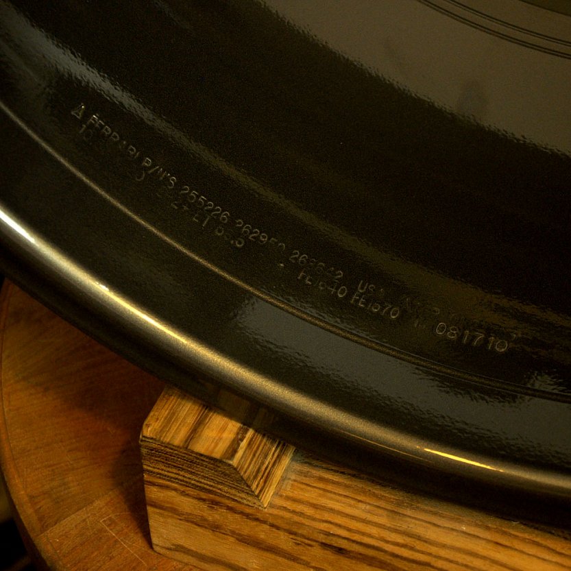 Надписи на диске Феррари после порошковой покраски.