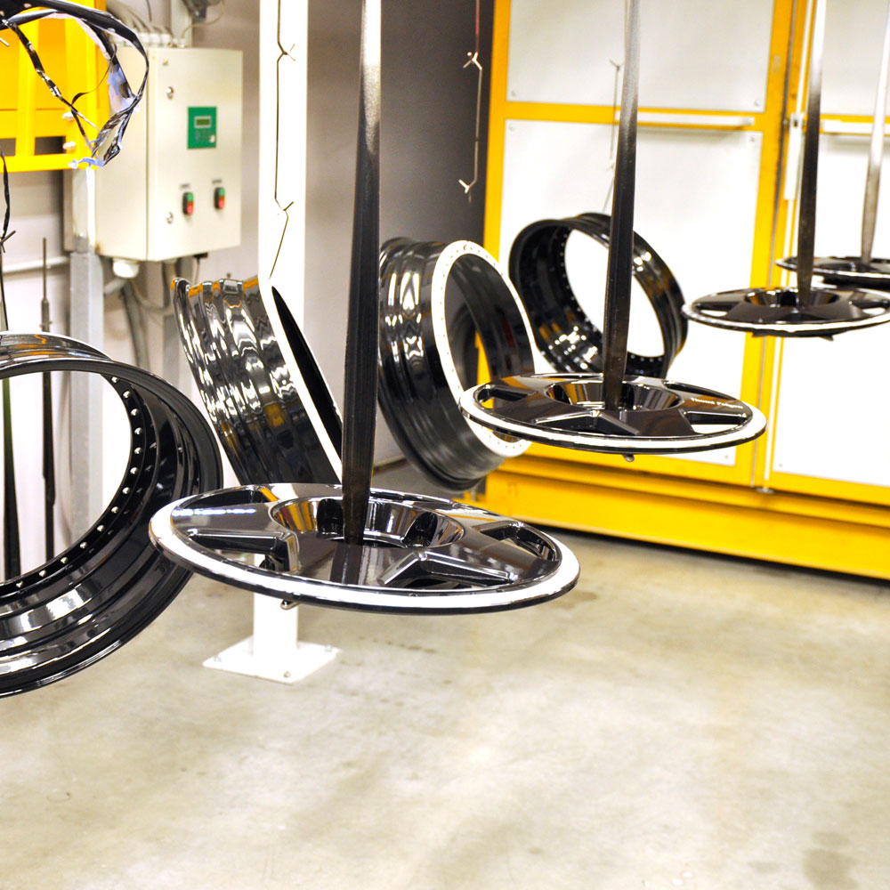 Полировка полки и покраска центров в черный глянец с нанесением логотипа.