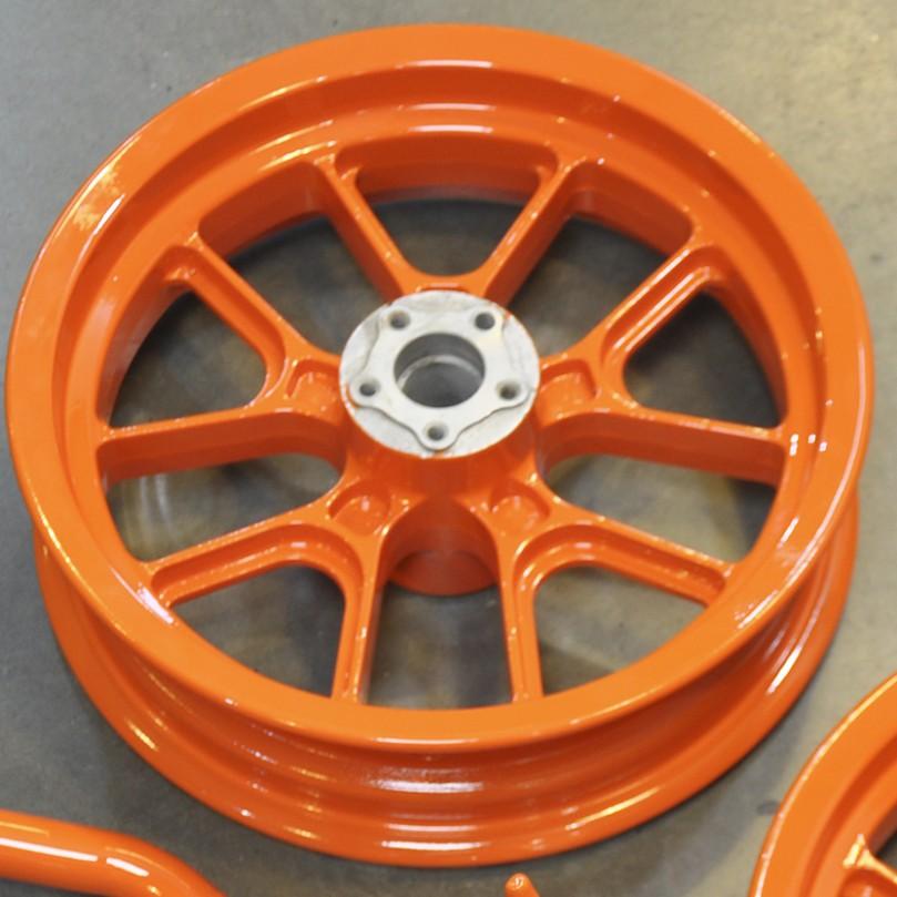 Диск Honda после покраски в оранжевый цвет 
