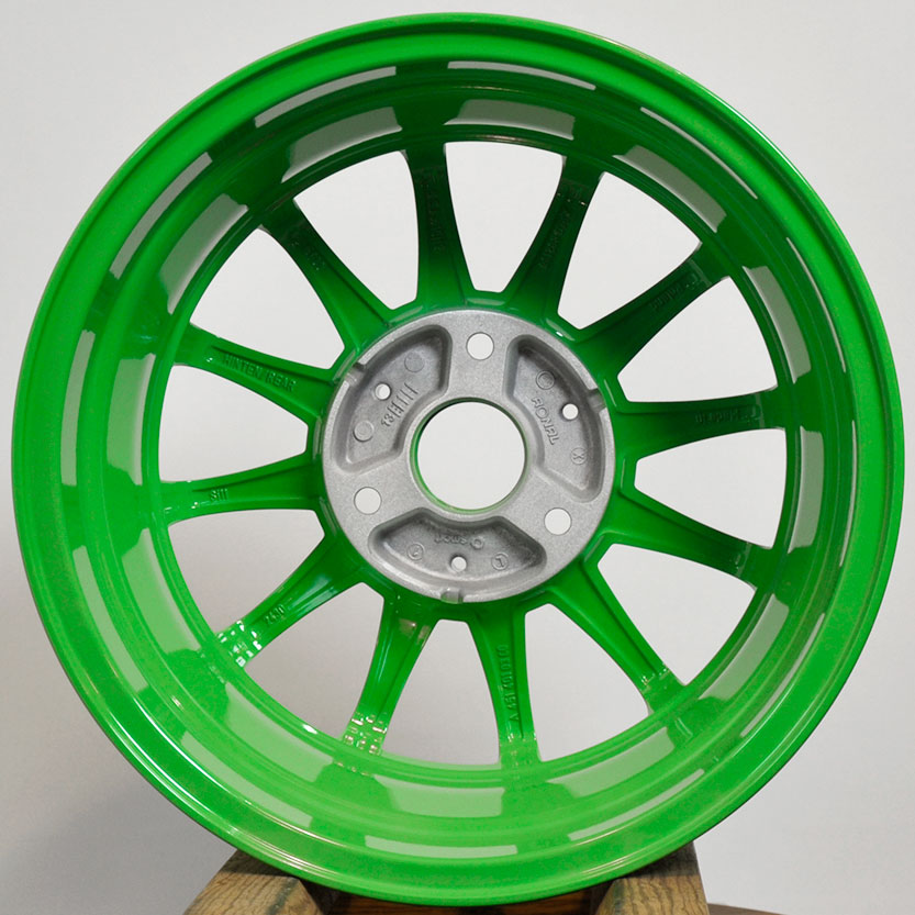 Внутренняя центральная часть диска Ronal после покраски в зелёный глянец
