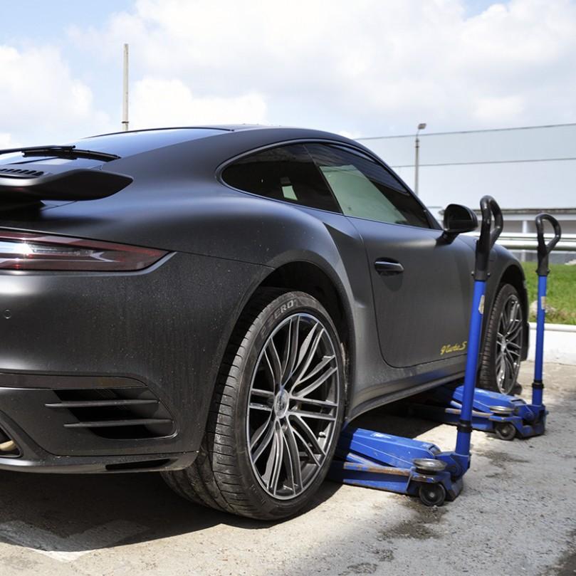 Porsche 911 готовится к съёму колёс