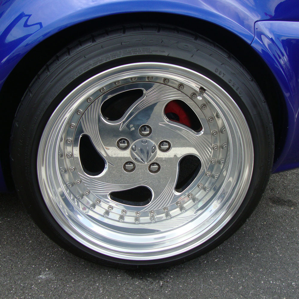 Автомобильный диск после зеркальной полировки на авто