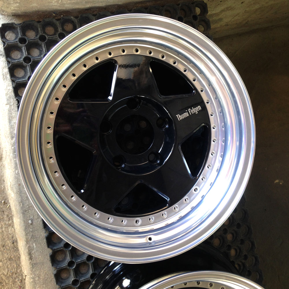 Полировка полки и покраска центров в черный глянец с нанесением логотипа.