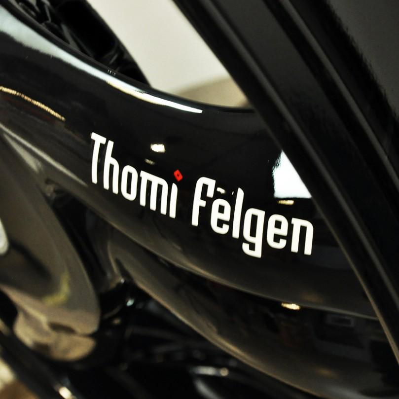 Логотип Thomi Felgen на спице диска