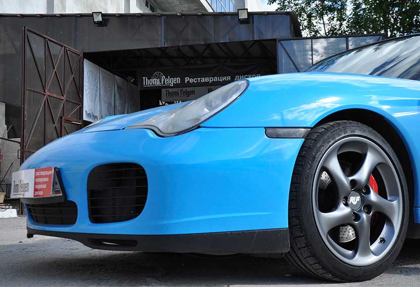Porsche с новыми заглушками для дисков