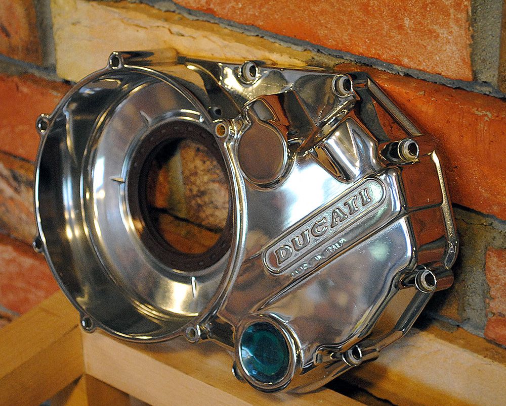 Полировка детали мотоцикла Ducati