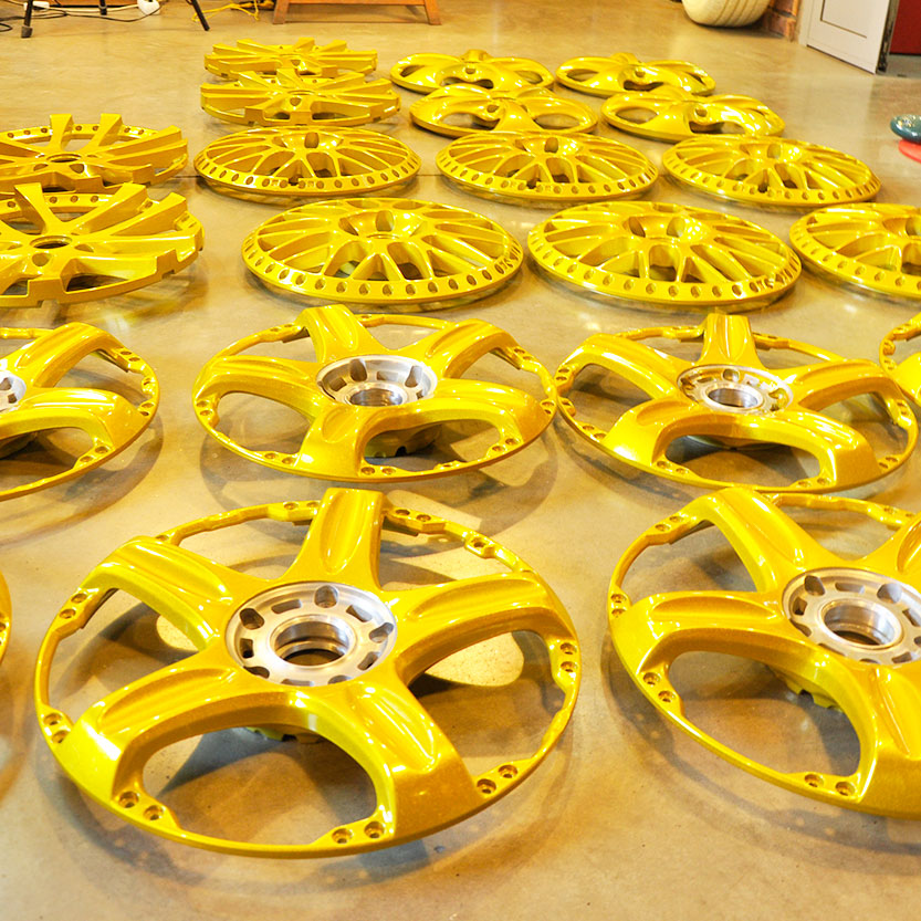 Центры дисков после порошковой покраски в жёлтый