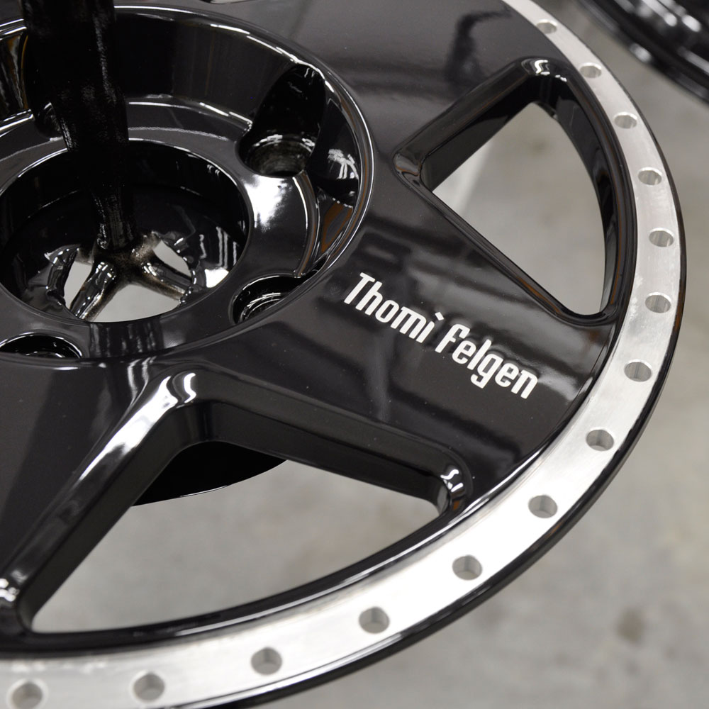 Полировка полки и покраска центров в черный глянец с нанесением логотипа.