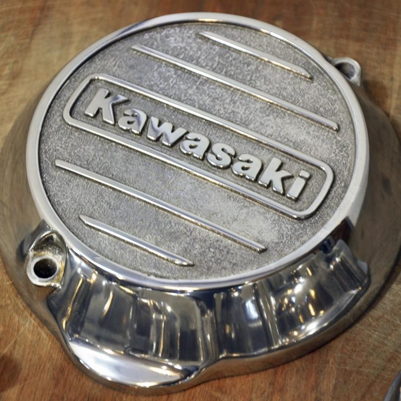 Увеличенная деталь после полировки с надписью Kawasaki