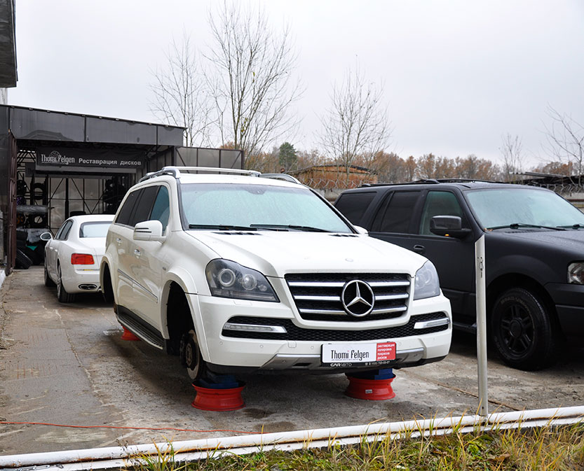 Mercedes на парковке дожидается свои диски