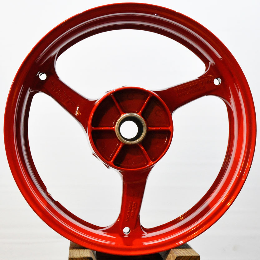 Покрашенный в красный цвет диск от мотоцикла