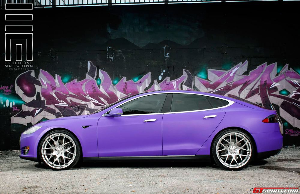 Ярко-фиолетовая Tesla Model S вид сбоку