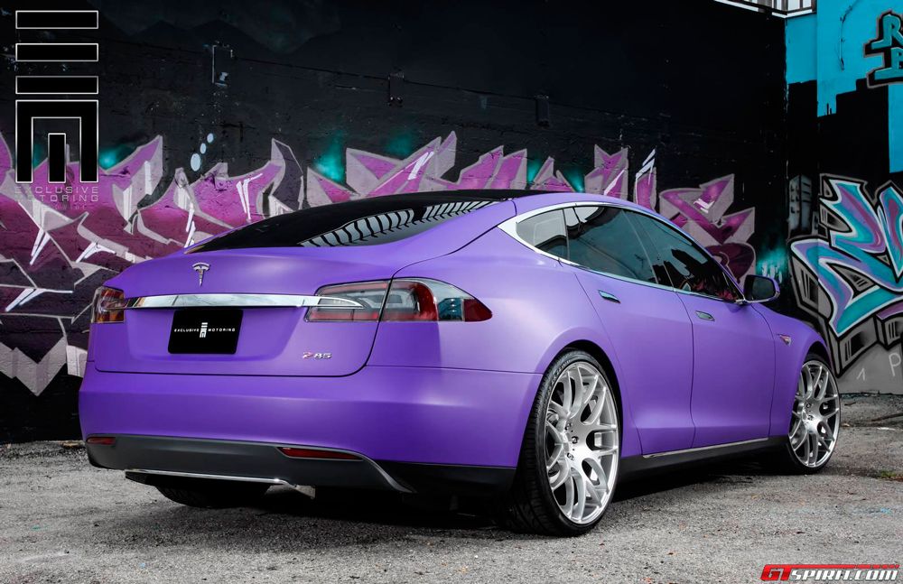Пурпурная Tesla Model S вид сзади