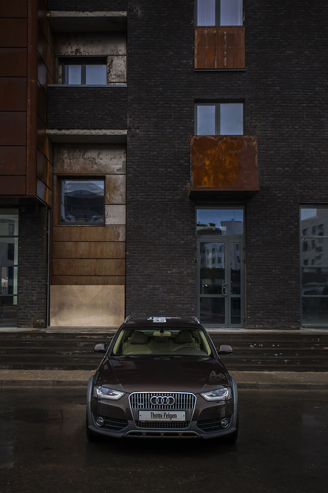 Audi и ржавое здание.jpg