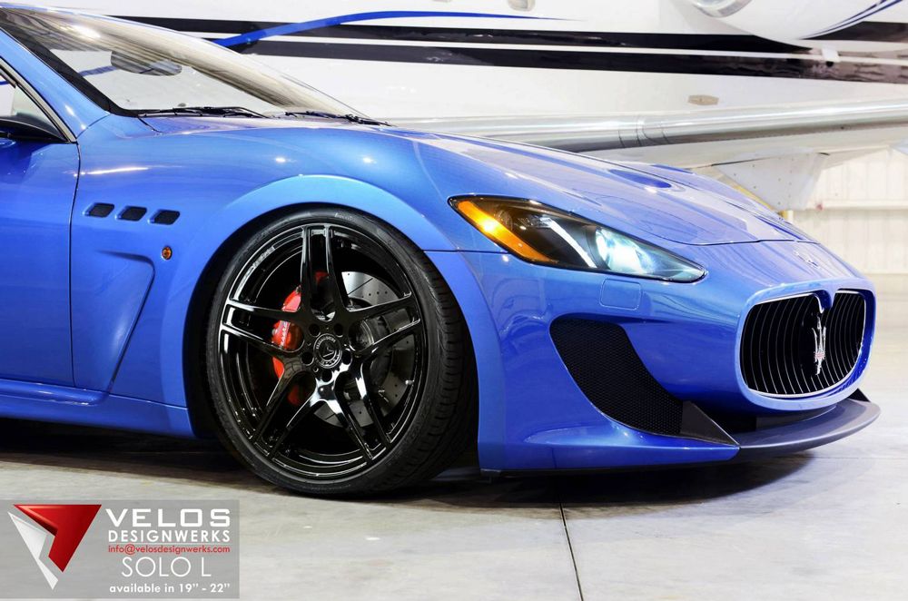Голубой Maserati GranCabrio MC от Velos Designwerks на черных дисках