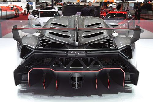 Вид сзади суперкара Lamborghini Veneno