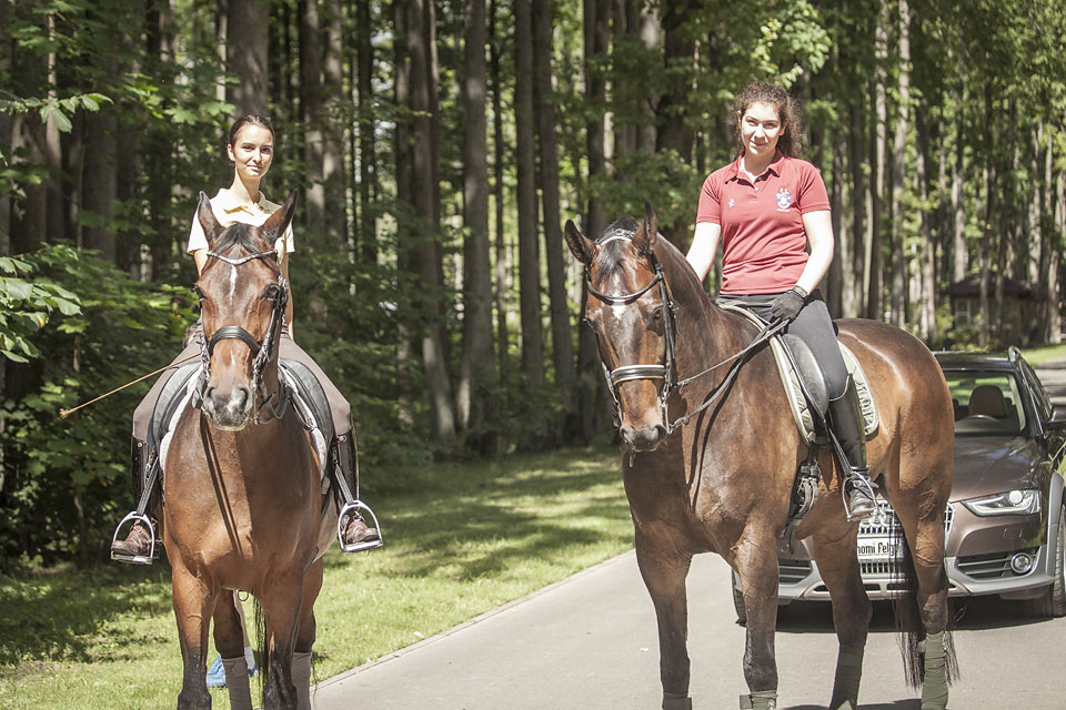  Красивые наездницы, милые девушки, которые согласились сфотографироваться вместе со своими лошадьми. 