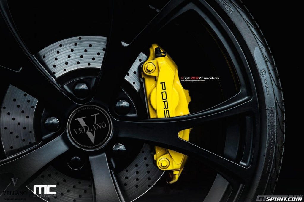 Черный диск VM19 от Vellano Forged Wheels и желтый суппорт Porsche