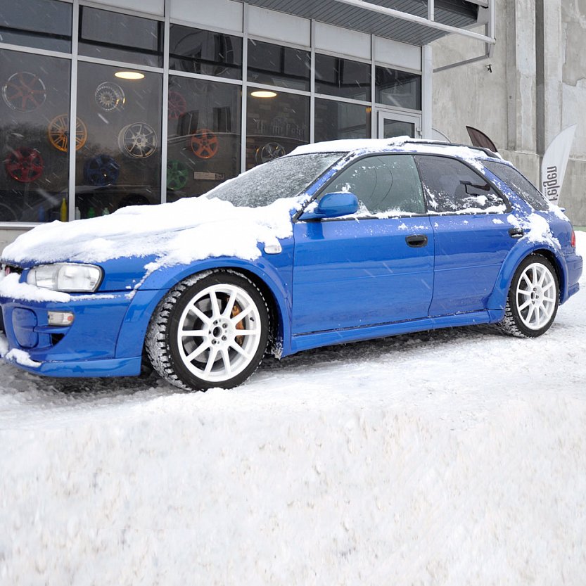 Синий Subaru с белыми дисками