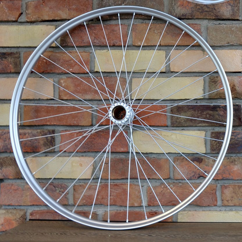 Велосипедное колесо, покрашенное в серый металлик.
