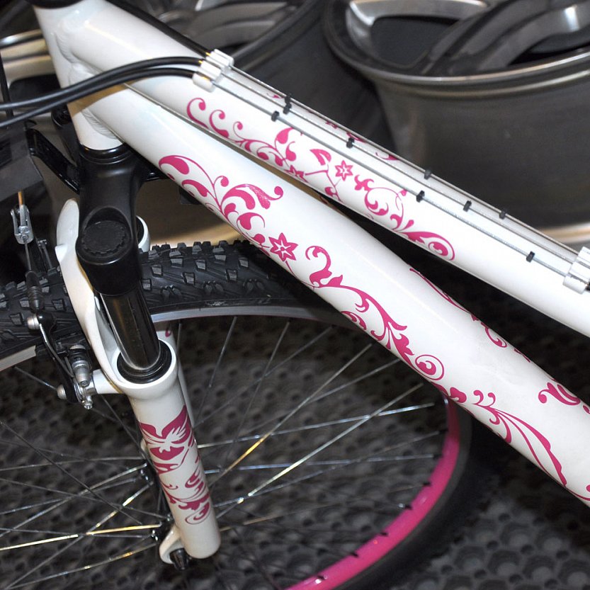 Покраска велосипеда в малиновый цвет.