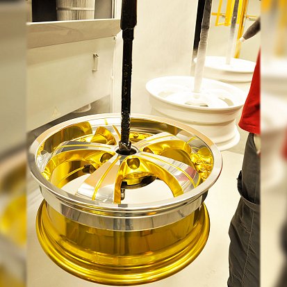 Зеркальная полировка дисков R17 от Audi и покраска в фирменный жёлтый Candy