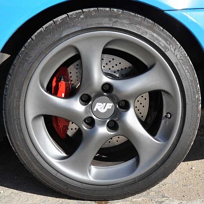 Изготовление и покраска колпачков для дисков Porsche R18 с нанесением логотипа