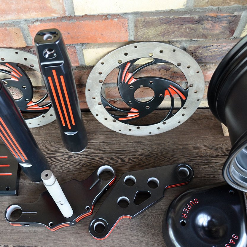 Детали для Custom Harley davidson, покрашенные в черный и красный.
