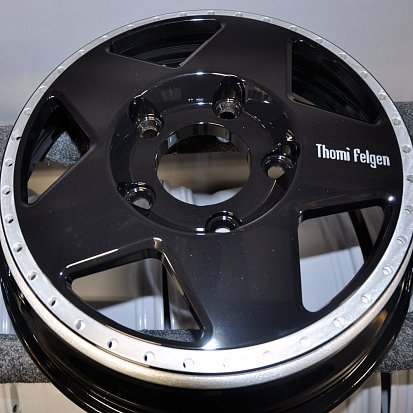 Полировка полки и покраска центров в черный глянец с нанесением логотипа.