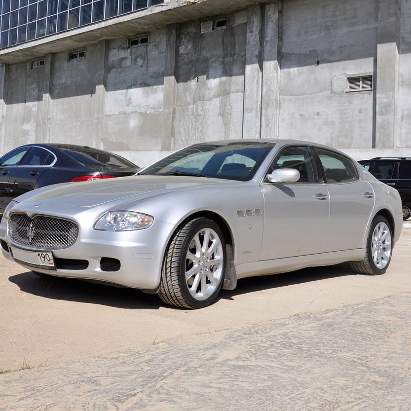 Maserati с окрашенными в серый металлик, макси