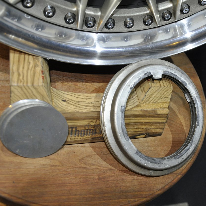 Фотофиксация диска R18 перед полировкой борта и порошковой покраской центра крупным планом