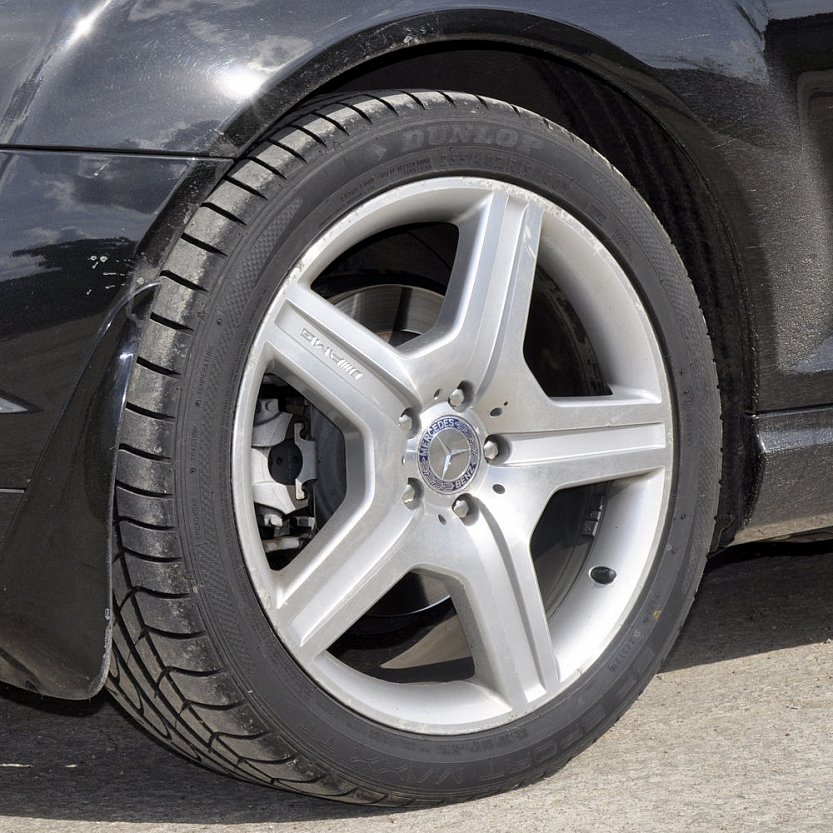 Диск на автомобиле Mercedes AMG до полировки, заметны следы бордюрной болезни