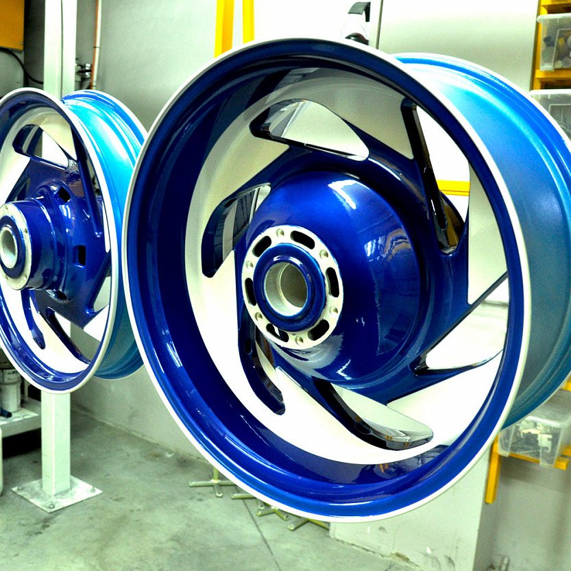 Мотодиски Enkei R18 после покраски в белый цвет и синий кэнди