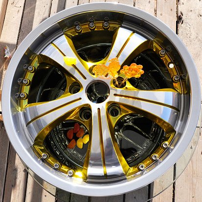 Зеркальная полировка дисков R17 от Audi и покраска в фирменный жёлтый Candy