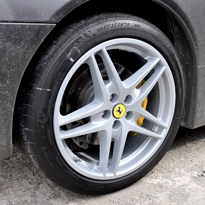 Покраска дисков Ferrari в серый металлик