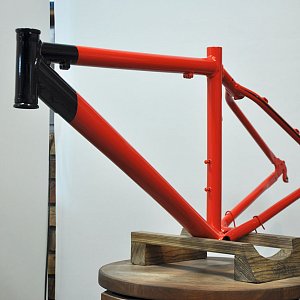 Порошковая покраска велорамы Trek в два цвета: красный и чёрный