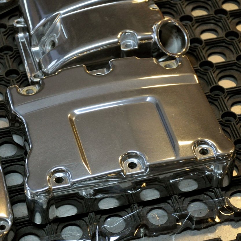 Зеркальная полировка крышки двигателя Harley-Davidson