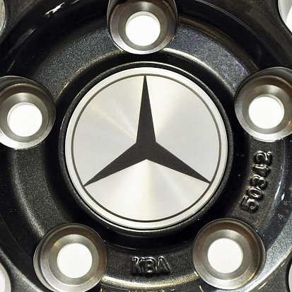 Изготовление колпачков и нанесение логотипа Mercedes