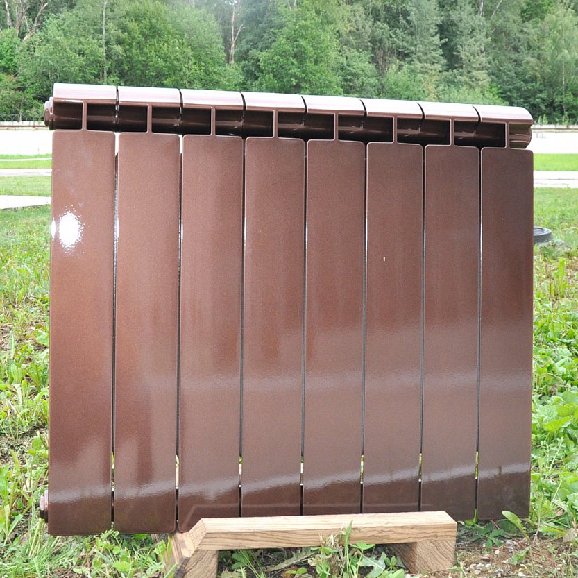 Радиатор отопления, покрашенный в бронзовый металлик.