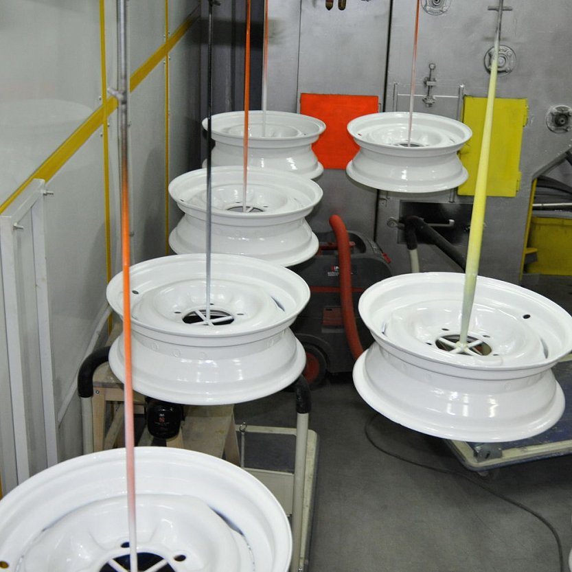 процесс покраски дисков в белый цвет