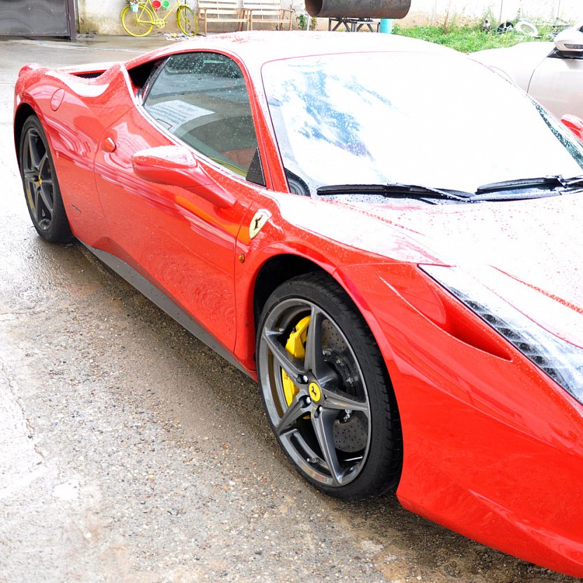 Ferrari на темно-серых дисках.