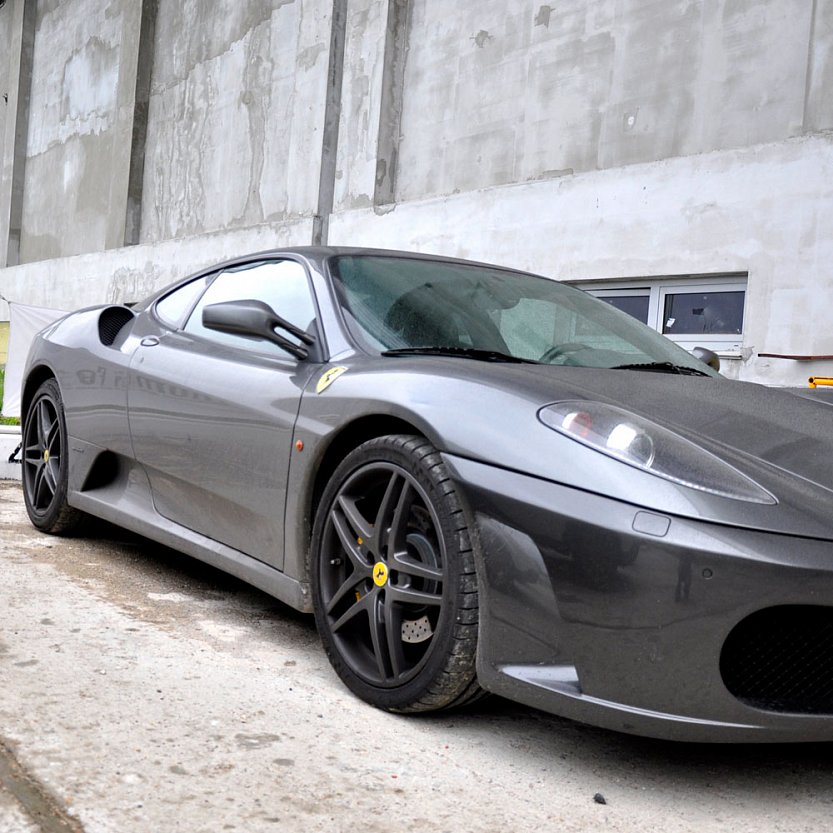 Темно-серые диски Ferrari до снятия старой краски.