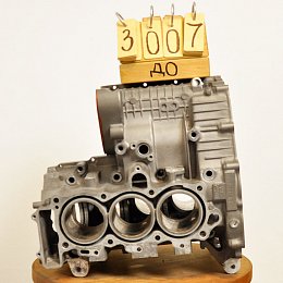 Порошковая покраска мото двигателя KTM в тёмно-серый металлик и подрамника в бриллиант на сером грунте