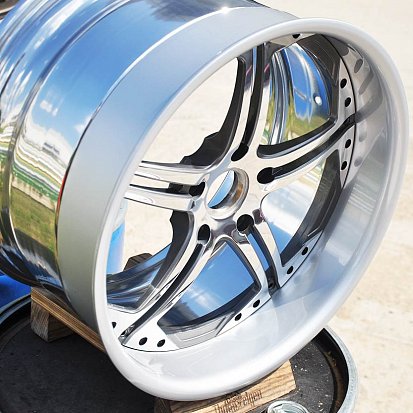 Покраска в тёмно-серый и заводской с полировкой трёхсоставных дисков R20 от Porsche