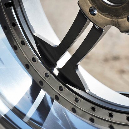 Покраска в тёмно-серый и заводской с полировкой трёхсоставных дисков R20 от Porsche