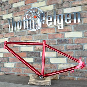 Покраска титановой велосипедной рамы в красный кэнди.